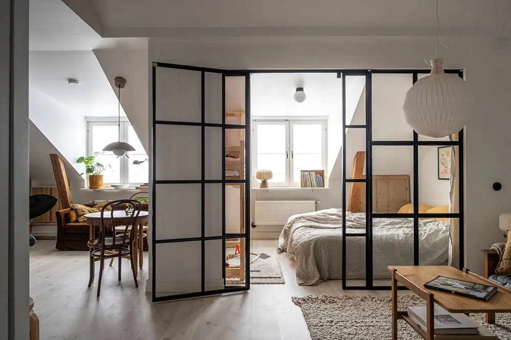 Stylowa mieszkania na dachu z belkami i czarnymi akcentami w dekoracji (45 m²) - 5
