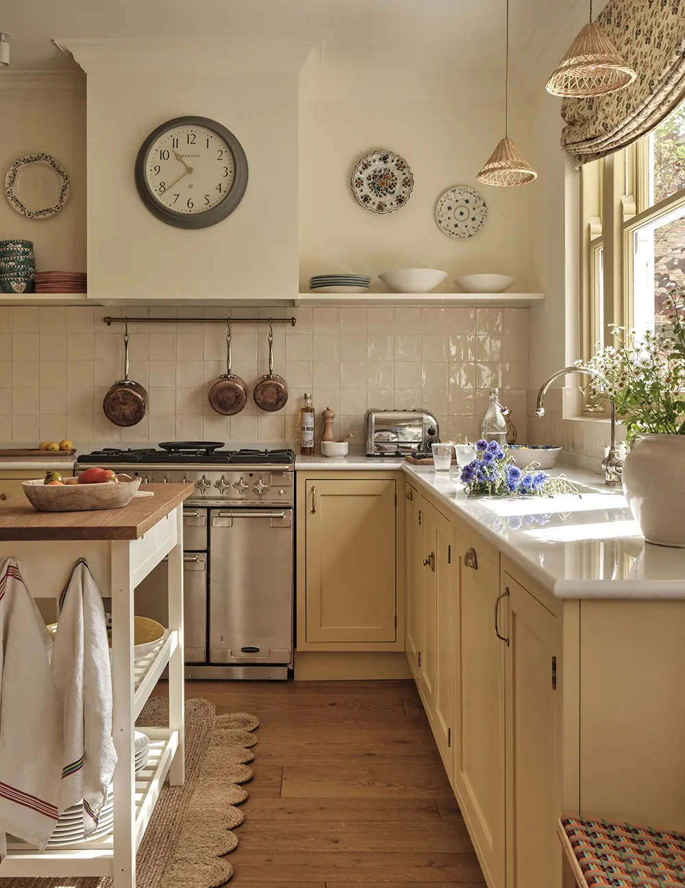 Cozy English Interior for Young Couple in London - Gallery image 3