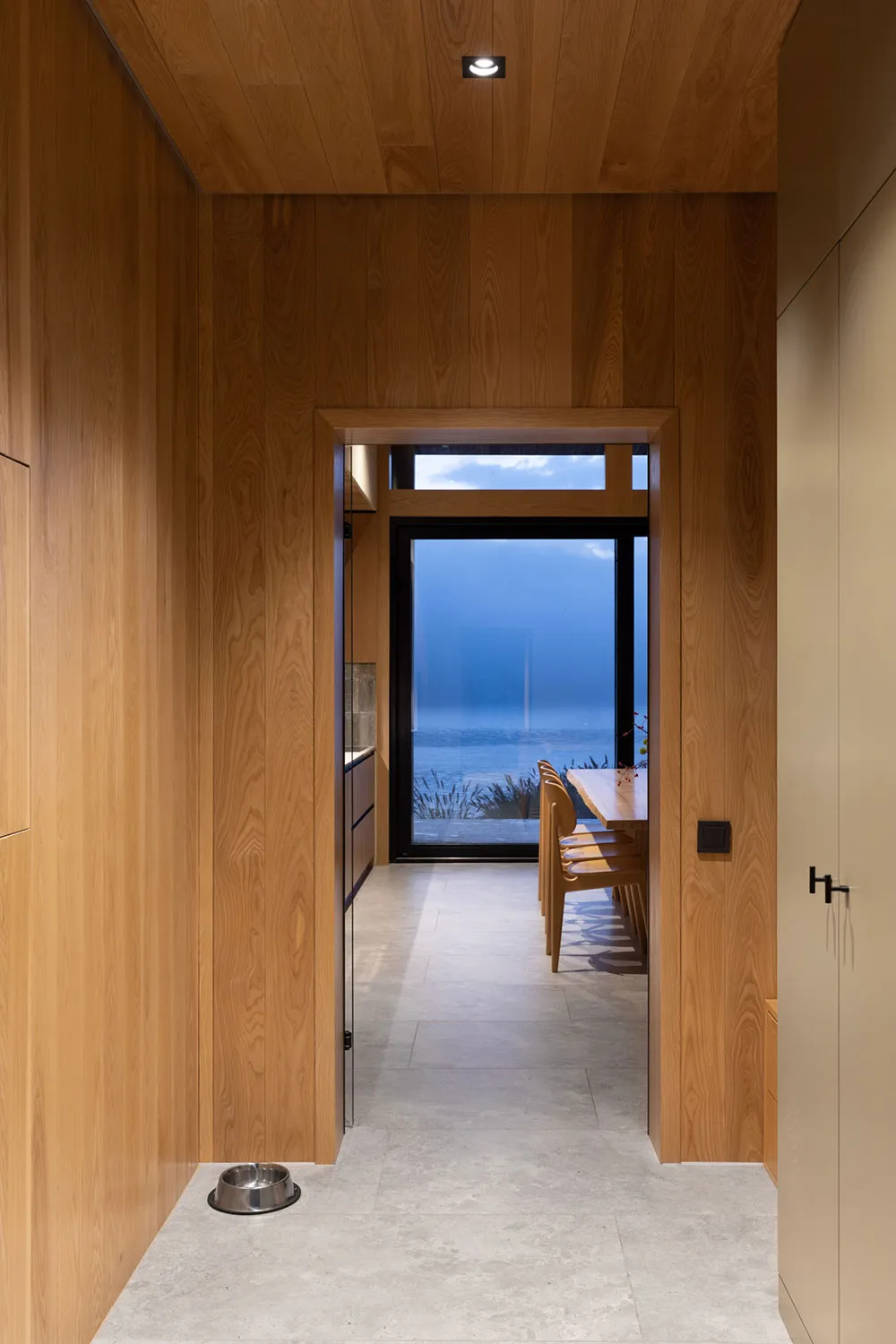 Теплий сучасний інтер'єр біля Дніпра - Gallery image 21