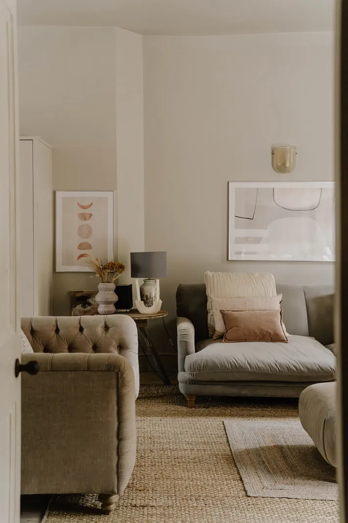 Przyjazne szaro-beżowe wnętrza wiktoriańskiego mieszkania w Anglii - Gallery image 3