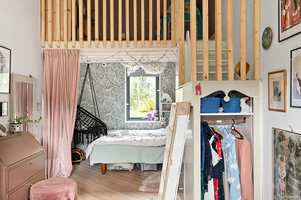 Moderne Hütte mit einflügiger Dachform und geräumiger Wohnzimmer - Gallery image 13