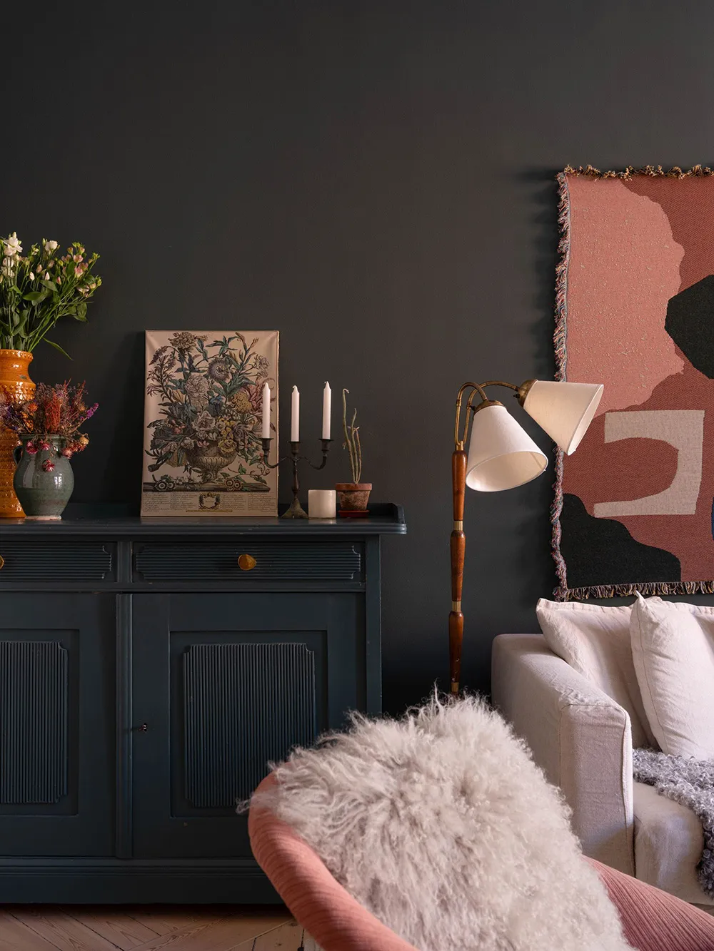 Atmosphärische Wohnzimmer und rosa Schlafzimmer: Wohnung in Stockholm (83 qm) - 2