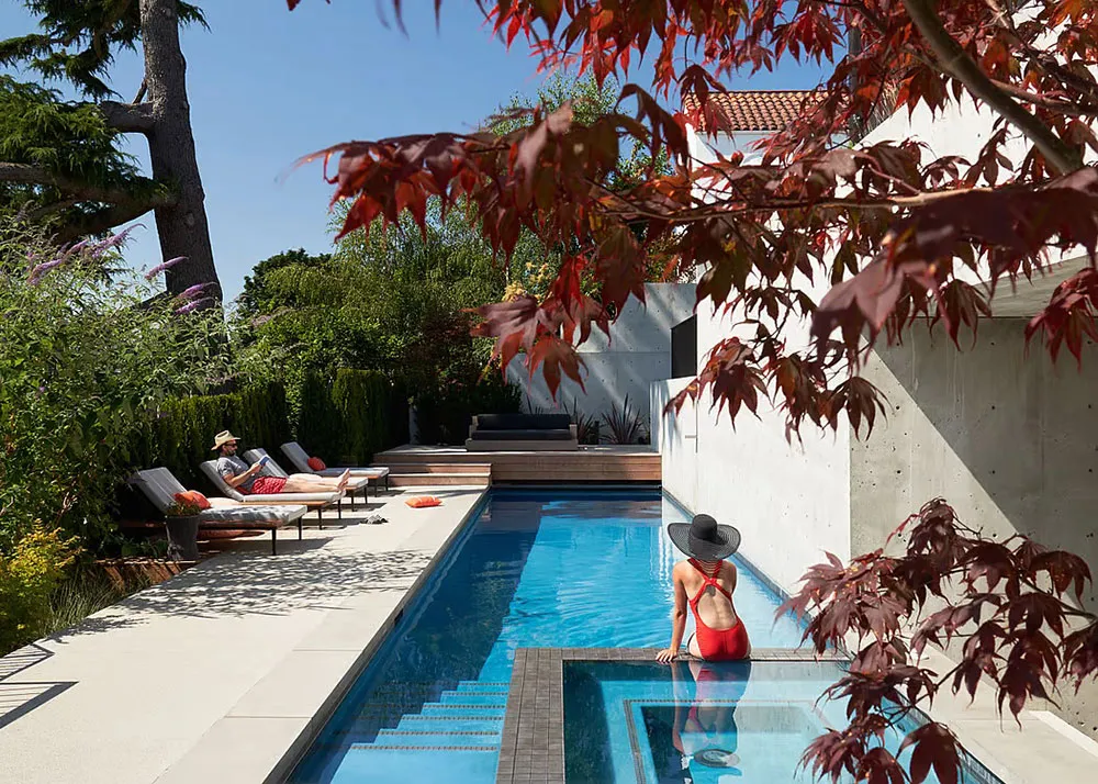 Современный дизайн во всей красоте: стильный и уютный дом с бассейном в Сиэтле - Gallery image 19