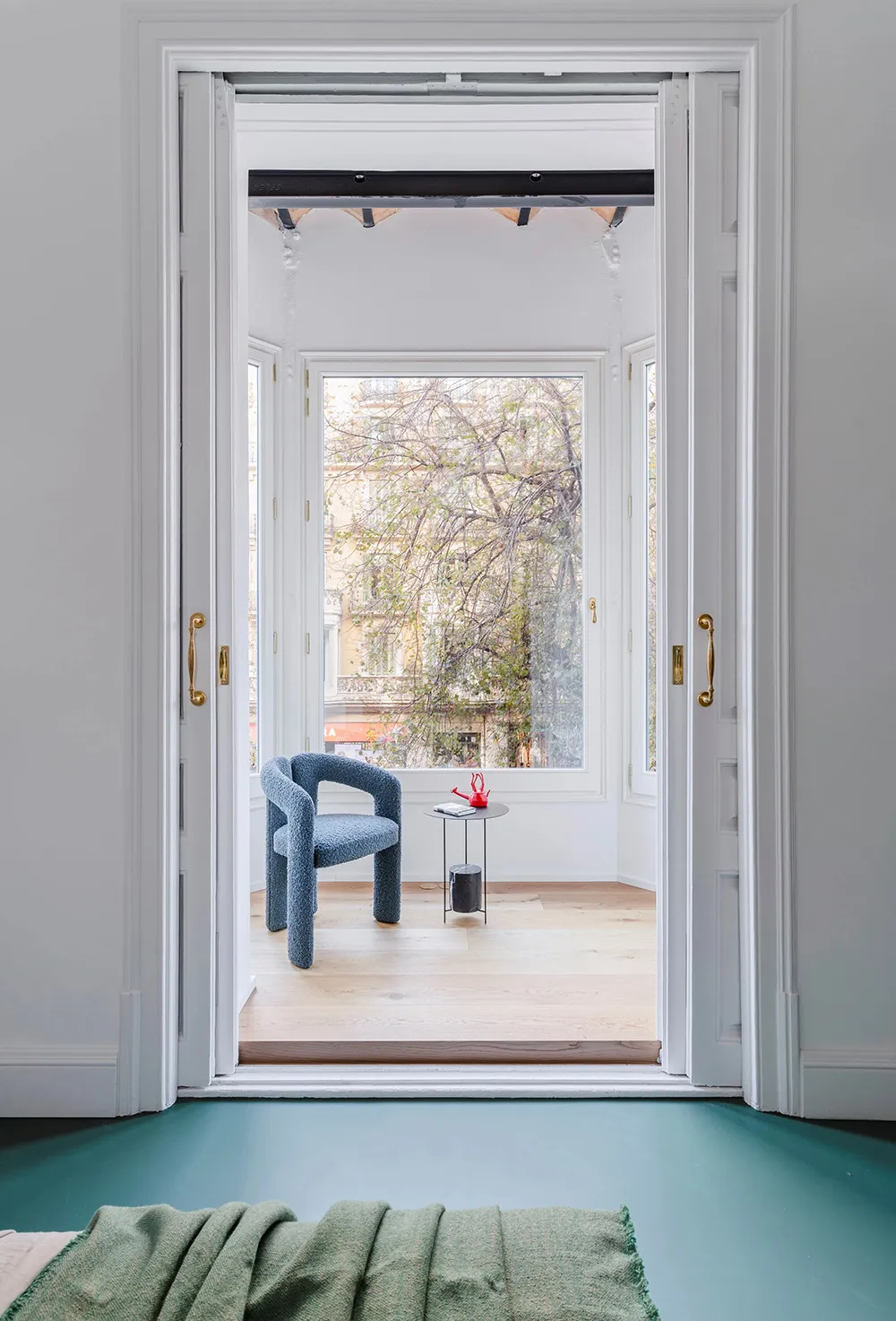 Color Blocks in the Design of a Historical Apartment in Barcelona - Gallery image 13