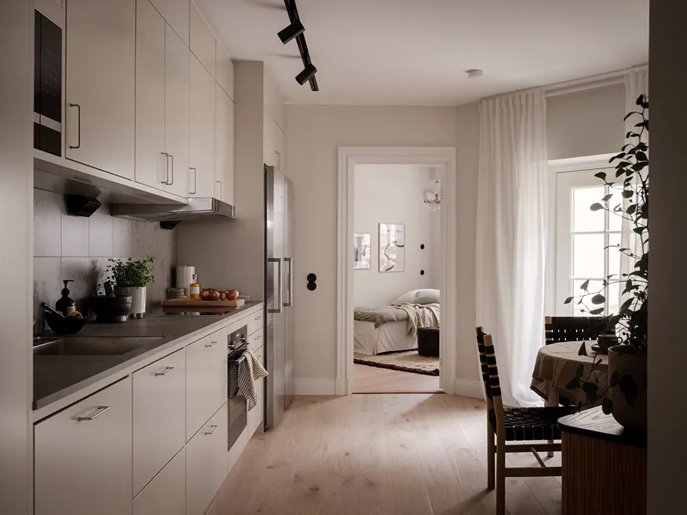 Приємний нейтральний інтер'єр у Швеції з теплими деталями (84 кв. м) - Gallery image 23