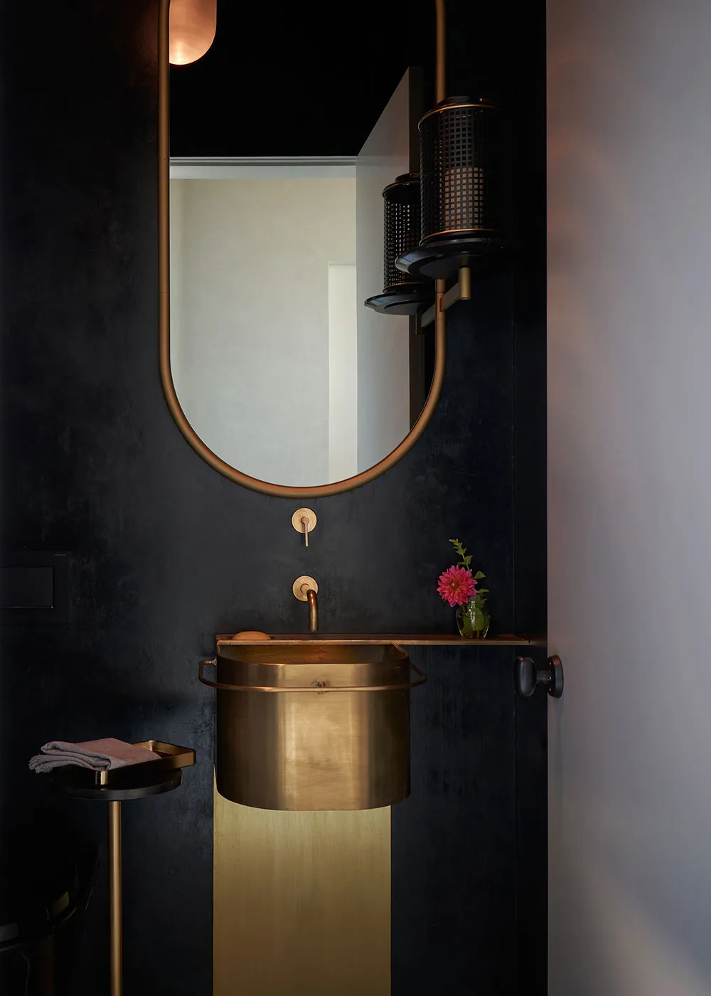 Современный дизайн во всей красоте: стильный и уютный дом с бассейном в Сиэтле - Gallery image 11