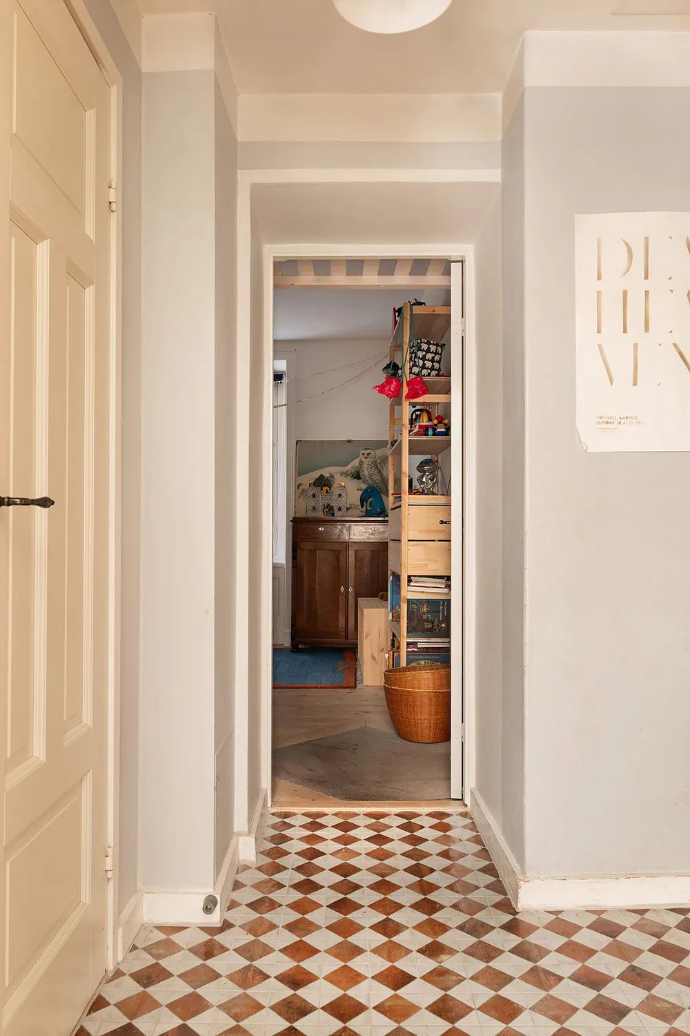 Drewniana piec i meble sztuczne: ciepły mieszkanie w Szwecji (78 m²) - Gallery image 27