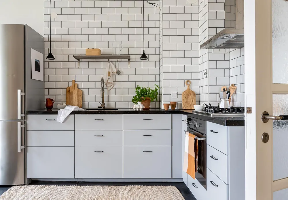 Acentes cálidos de terracota y otros en el diseño de un apartamento pequeño (49 m²) - Gallery image 10