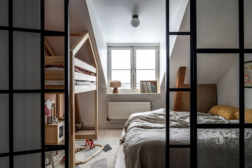 Stylowa mieszkania na dachu z belkami i czarnymi akcentami w dekoracji (45 m²) - 9