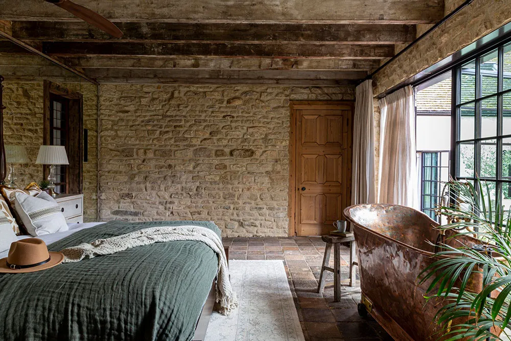 Beauty of Rough Wood and Brick: Cozy Barn in England - Gallery image 12
