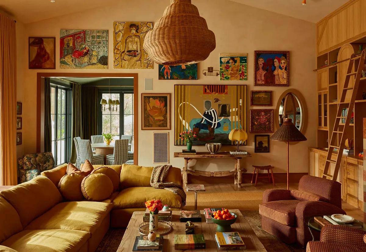 अधिकतमवादी सपना: मालिबू में दिलचस्प सजावट के साथ एक गर्म एवं आरामदायक घर