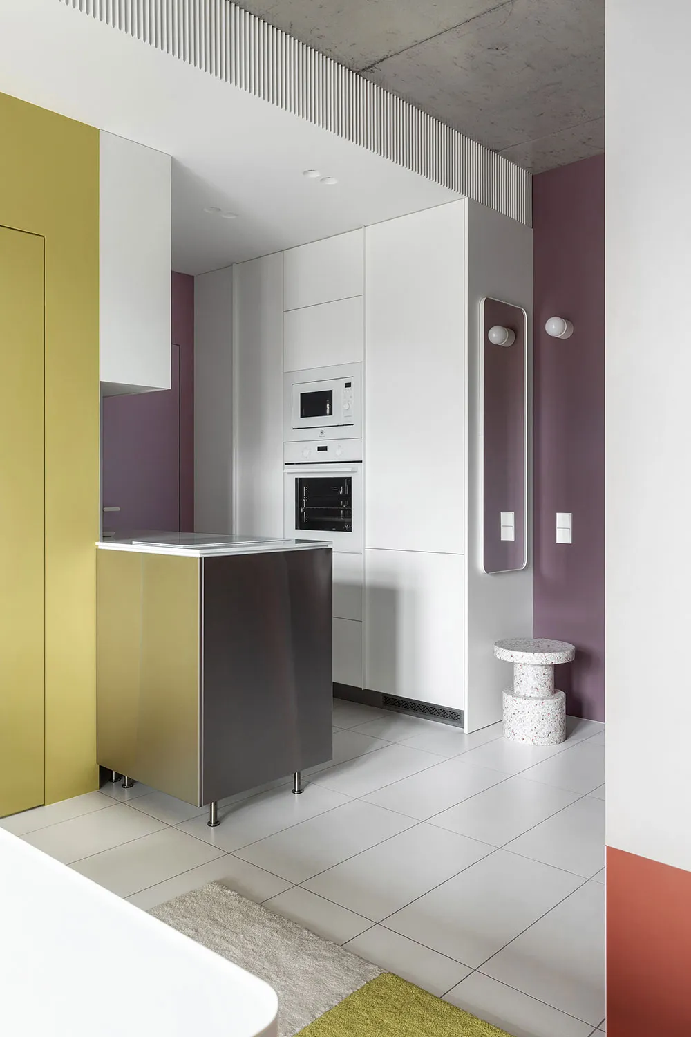 Pequeña habitación pastel con diseño de interior en Kiev para descanso y trabajo (38 m²) - Gallery image 1