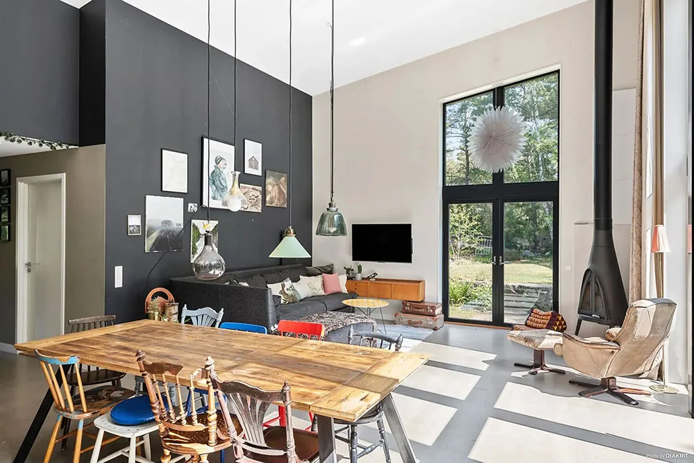 Moderne Hütte mit einflügiger Dachform und geräumiger Wohnzimmer - Gallery image 5