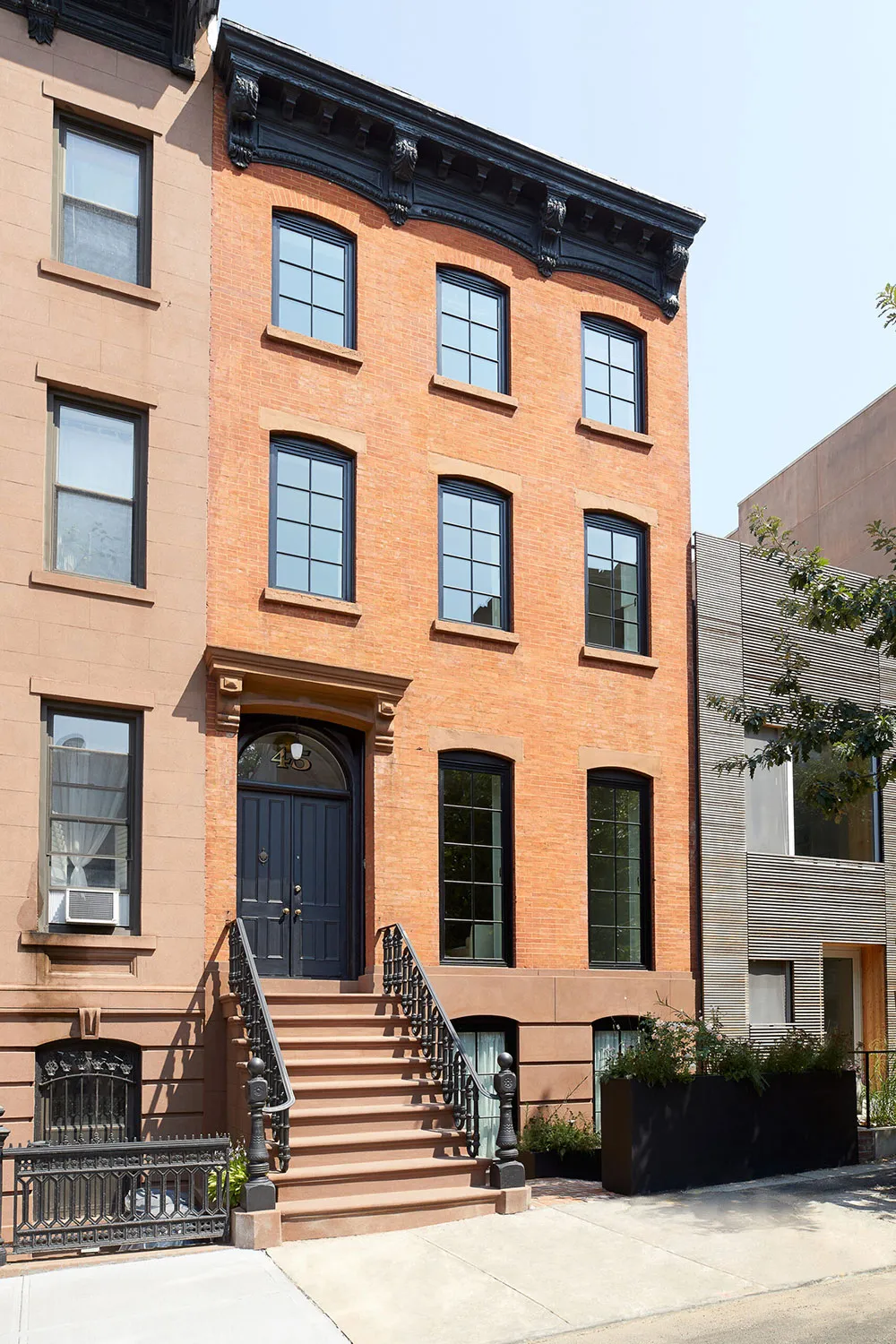 Segundo luz y elegantes ventanas industriales en el diseño de un townhouse en Brooklyn - Gallery image 1