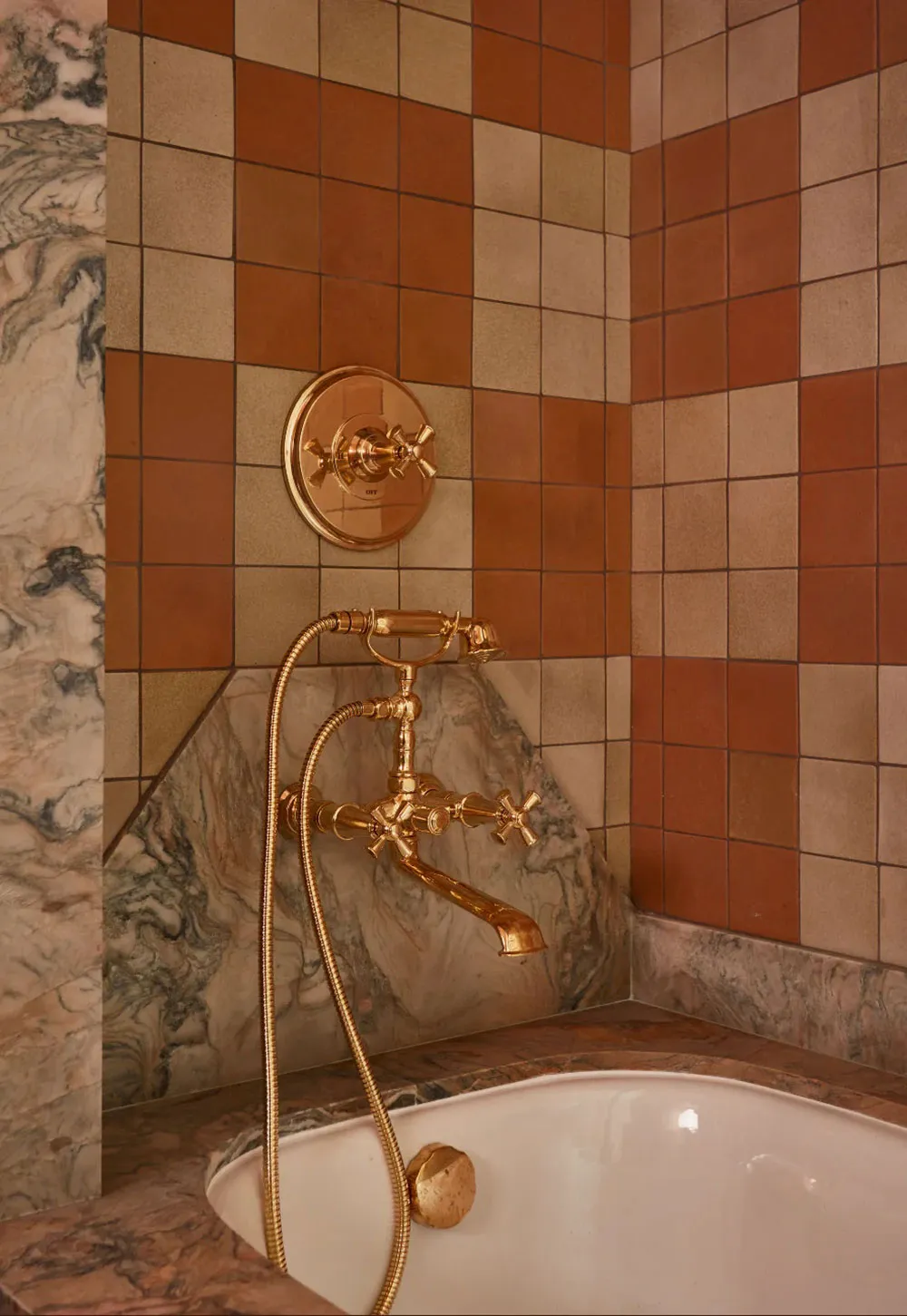 अधिकतमवादी सपना: मालिबू में दिलचस्प सजावट के साथ एक गर्म एवं आरामदायक घर - 19