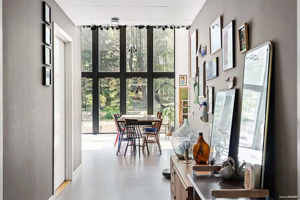 Moderne Hütte mit einflügiger Dachform und geräumiger Wohnzimmer - Gallery image 8