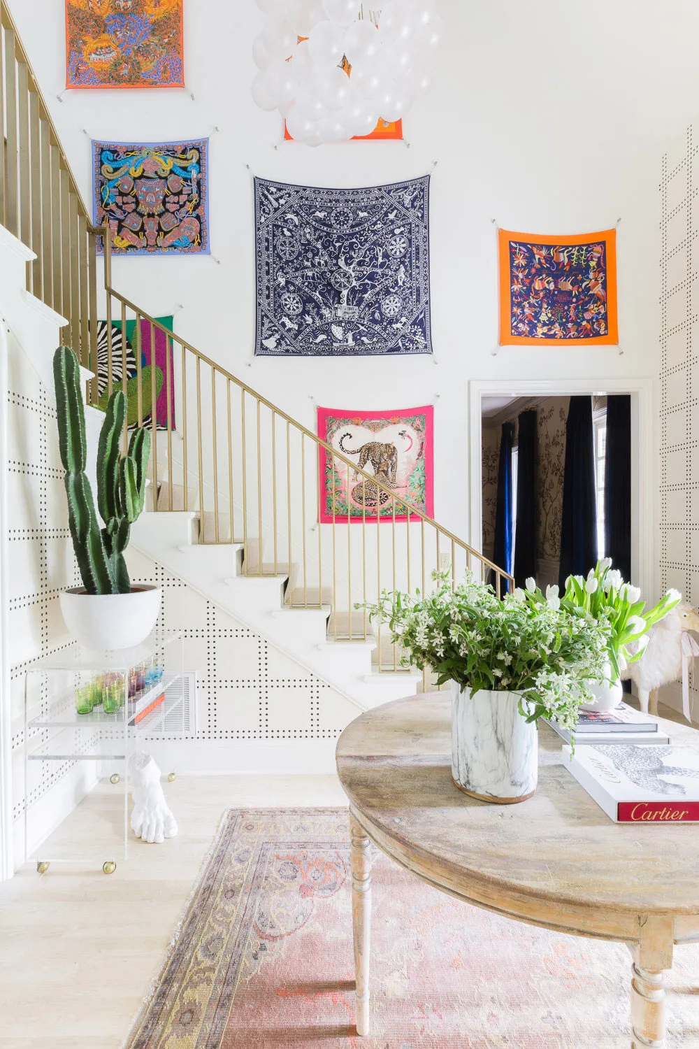 Teintes printanières et motifs géométriques : intérieur agréable au Tennessee - Gallery image 1