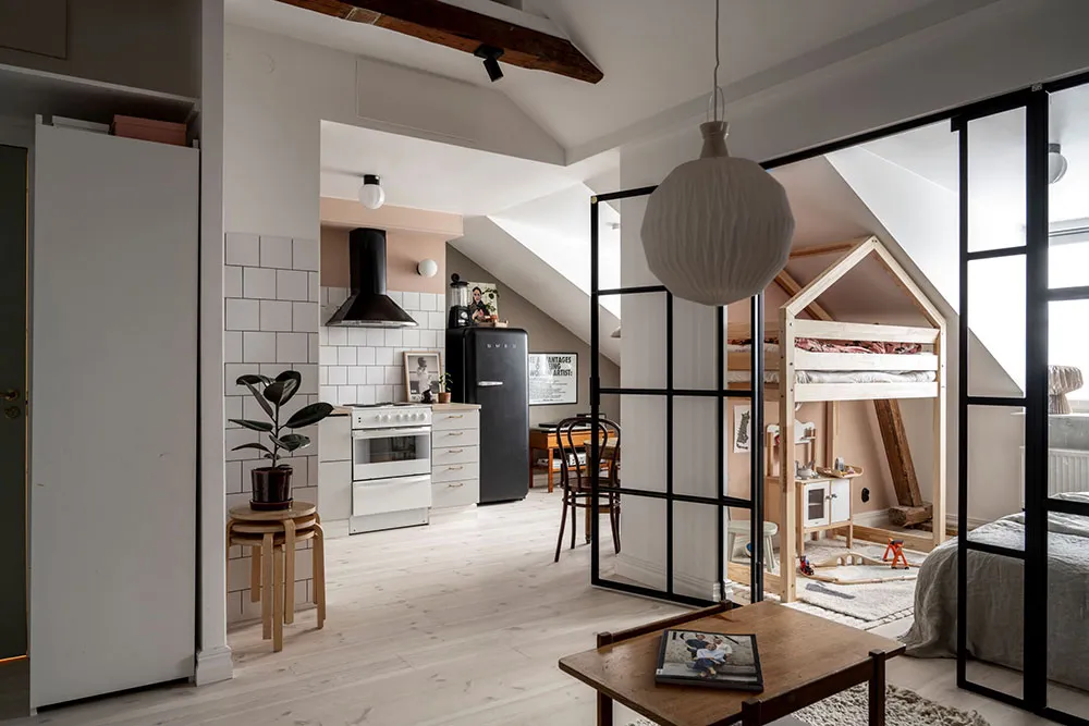 Stylowa mieszkania na dachu z belkami i czarnymi akcentami w dekoracji (45 m²) - 6