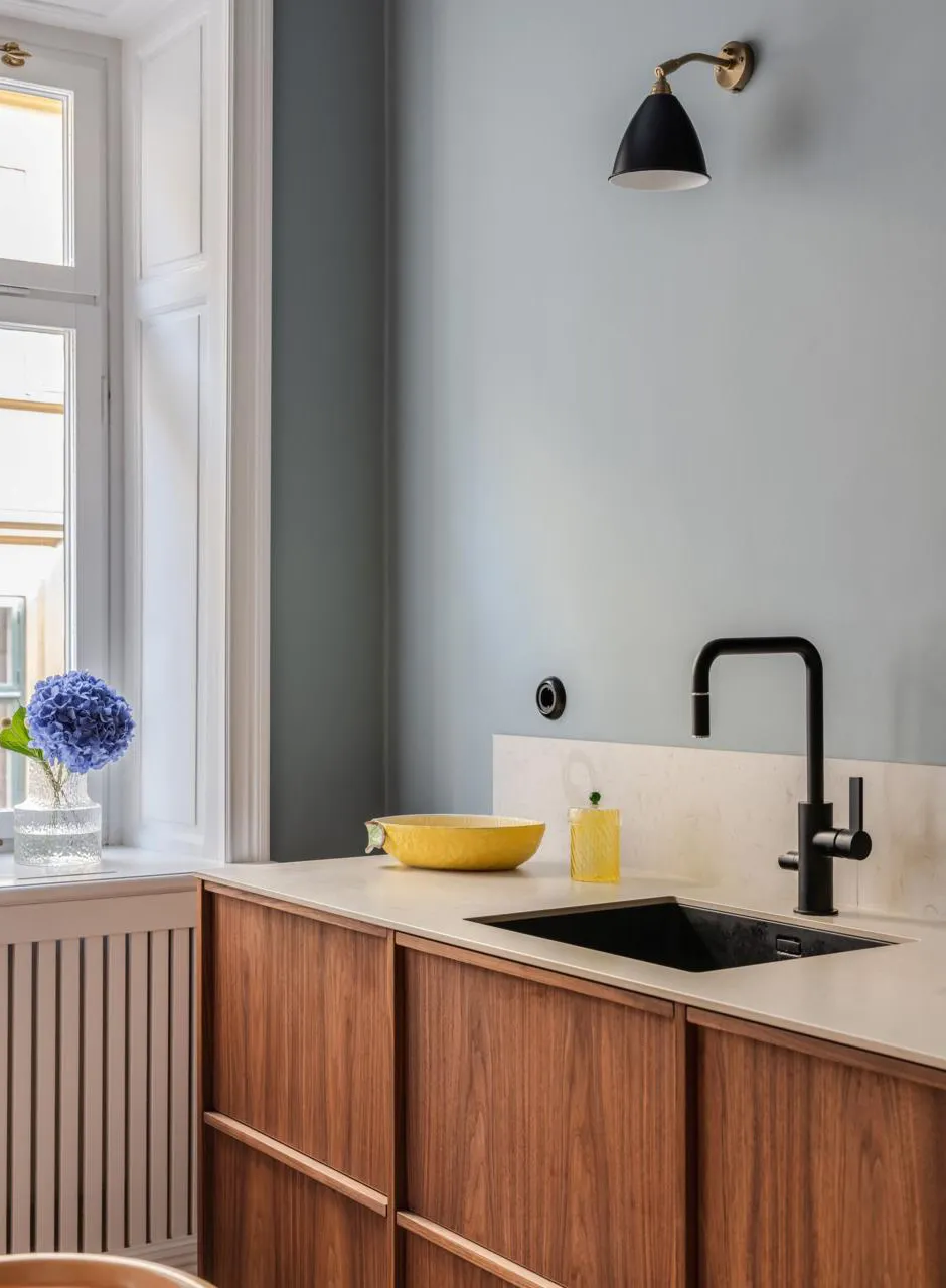 Plafond rose et canapé tacheté : un appartement lumineux à Stockholm (61 m²) - Gallery image 11