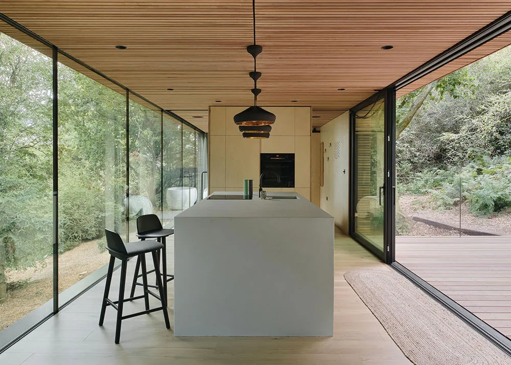 Kleine Hütte im Wald mit Glaswänden und stilvollem Design - Gallery image 9