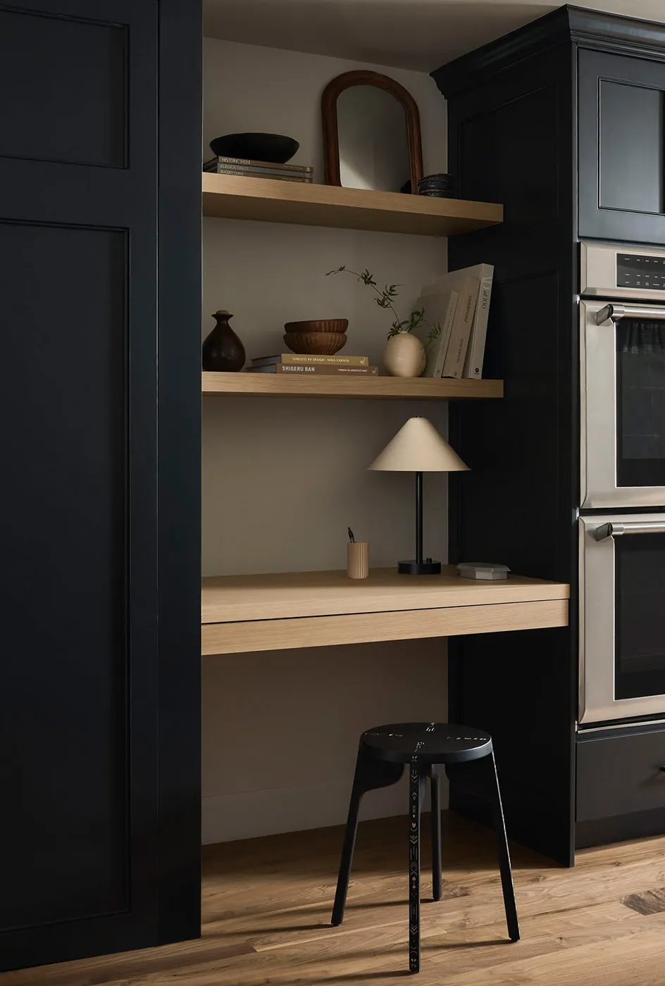 Przyciemnione wnętrza górskiego domu w stanie Juta - Gallery image 16