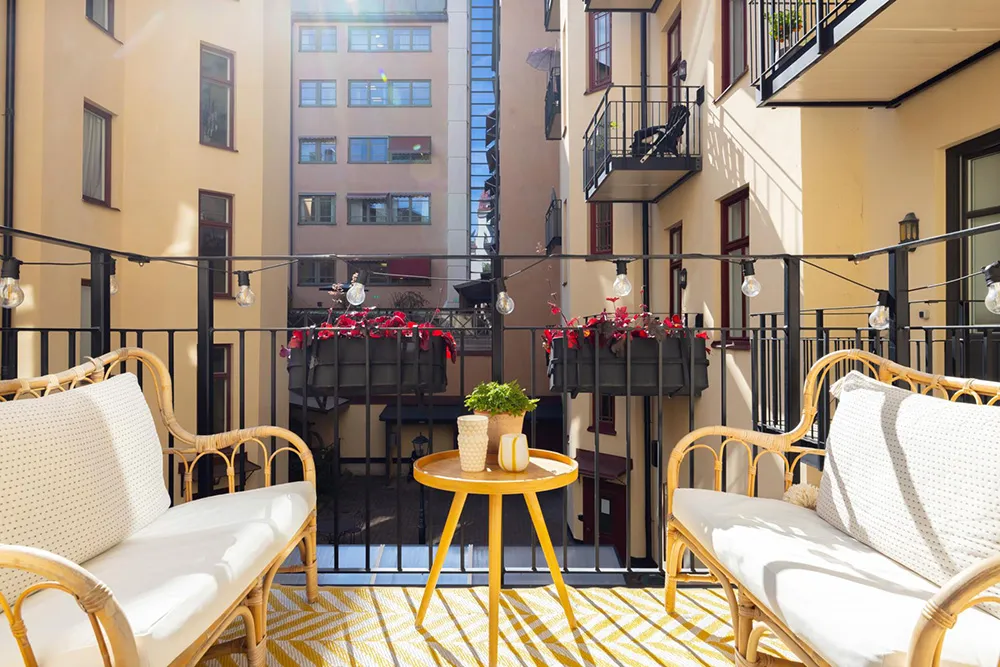 Plafond rose et canapé tacheté : un appartement lumineux à Stockholm (61 m²) - Gallery image 14