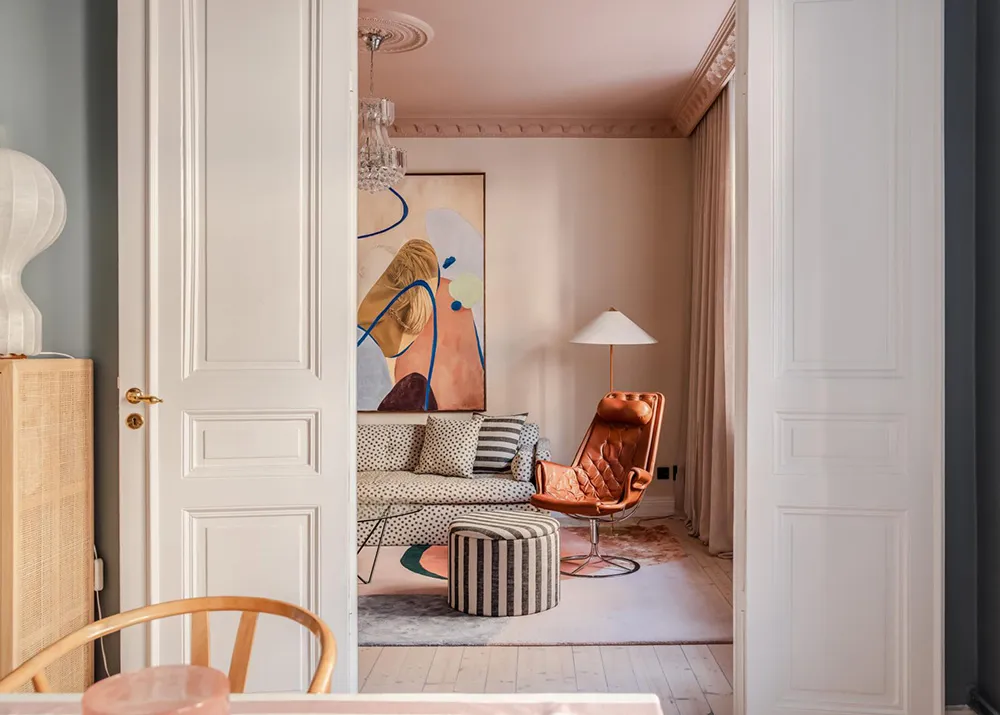Plafond rose et canapé tacheté : un appartement lumineux à Stockholm (61 m²) - Gallery image 5