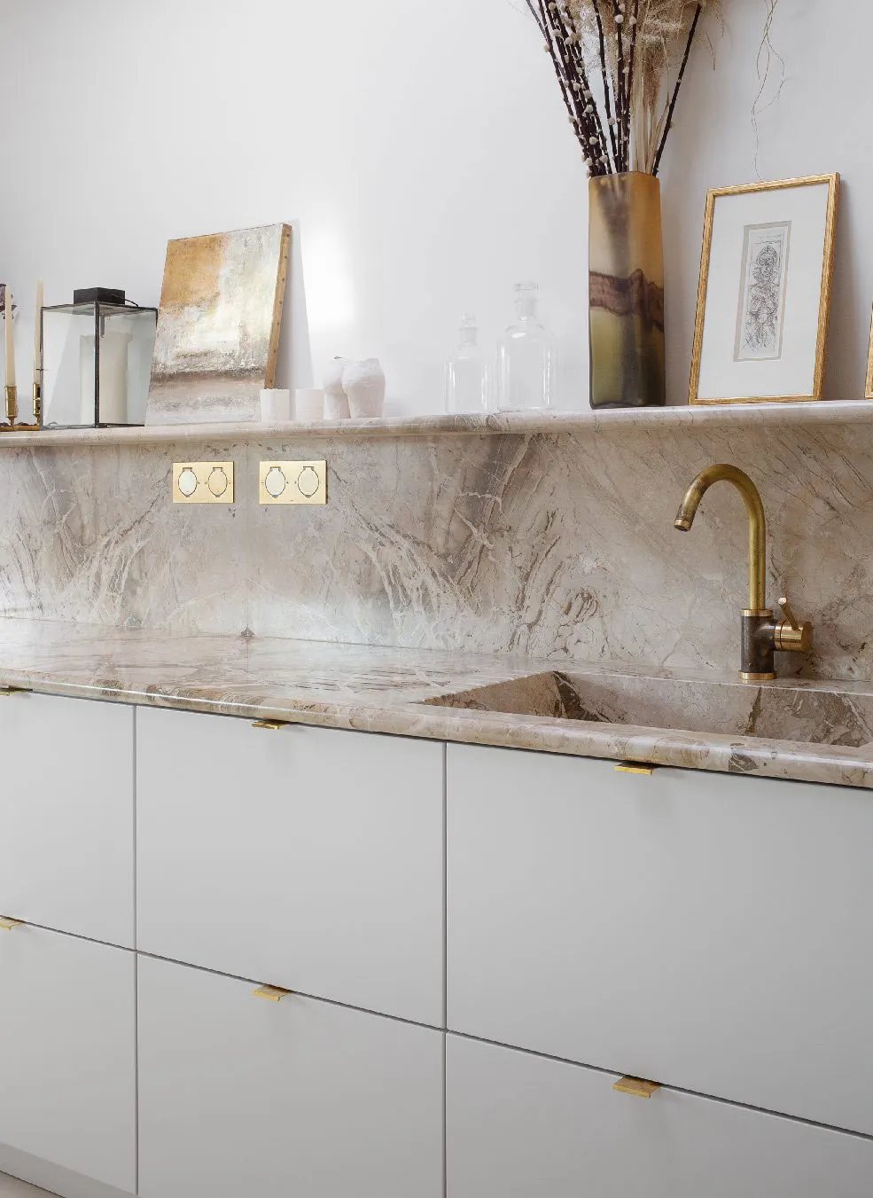 Балки та сучасний декор: ефектна квартира під дахом у Парижі - Gallery image 9