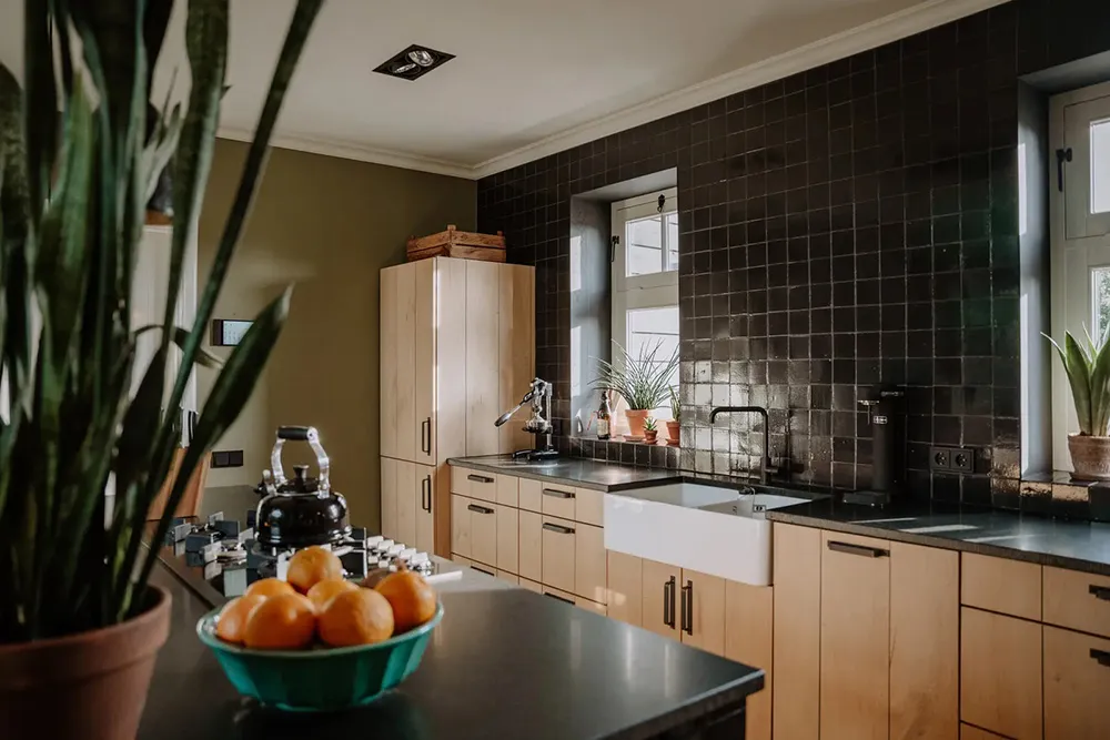 Dunkle Böden und traditionelle Charme: Neuer Landhaus-Stil in den Niederlanden - Gallery image 10