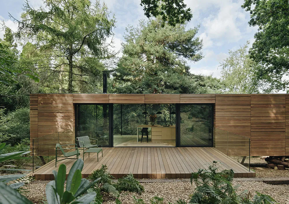 Kleine Hütte im Wald mit Glaswänden und stilvollem Design - Gallery image 10