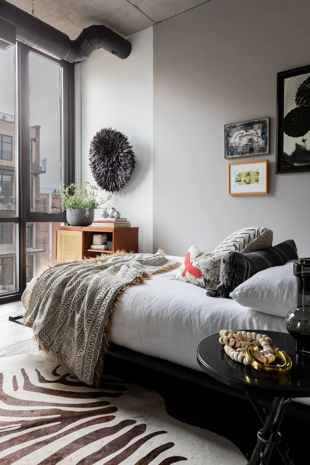 Accents sombres et touches de glamour : le loft d'une jeune femme moderne à Chicago - Gallery image 15