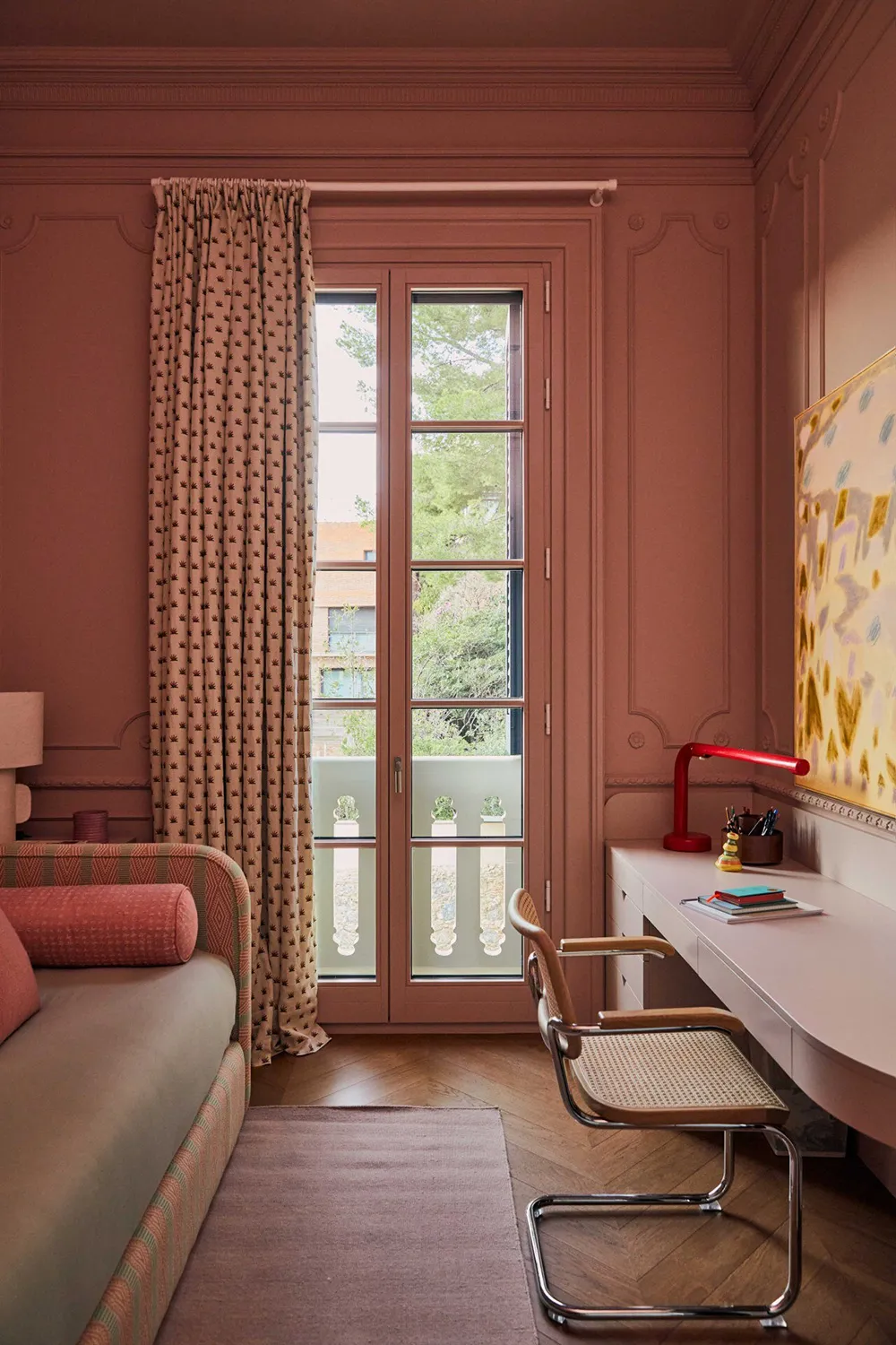 Milchige Interieurs eines eleganten Townhouses in Barcelona - Gallery image 8