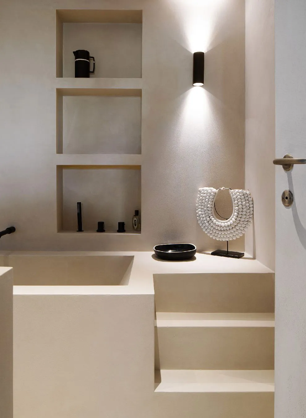 Балки та сучасний декор: ефектна квартира під дахом у Парижі - Gallery image 16