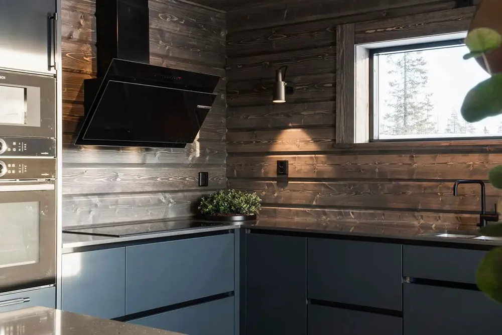 Сучасне скандинавське шале з темною деревиною - Gallery image 11