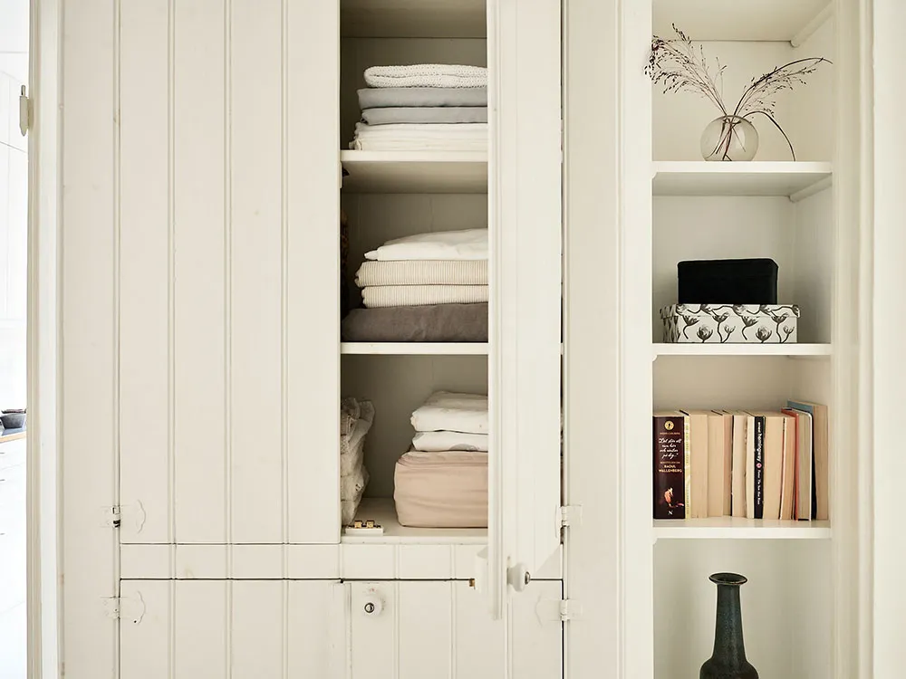 Appartement blanc dans un ancien bâtiment en bois à Gétебourg (87 m²) - Gallery image 16