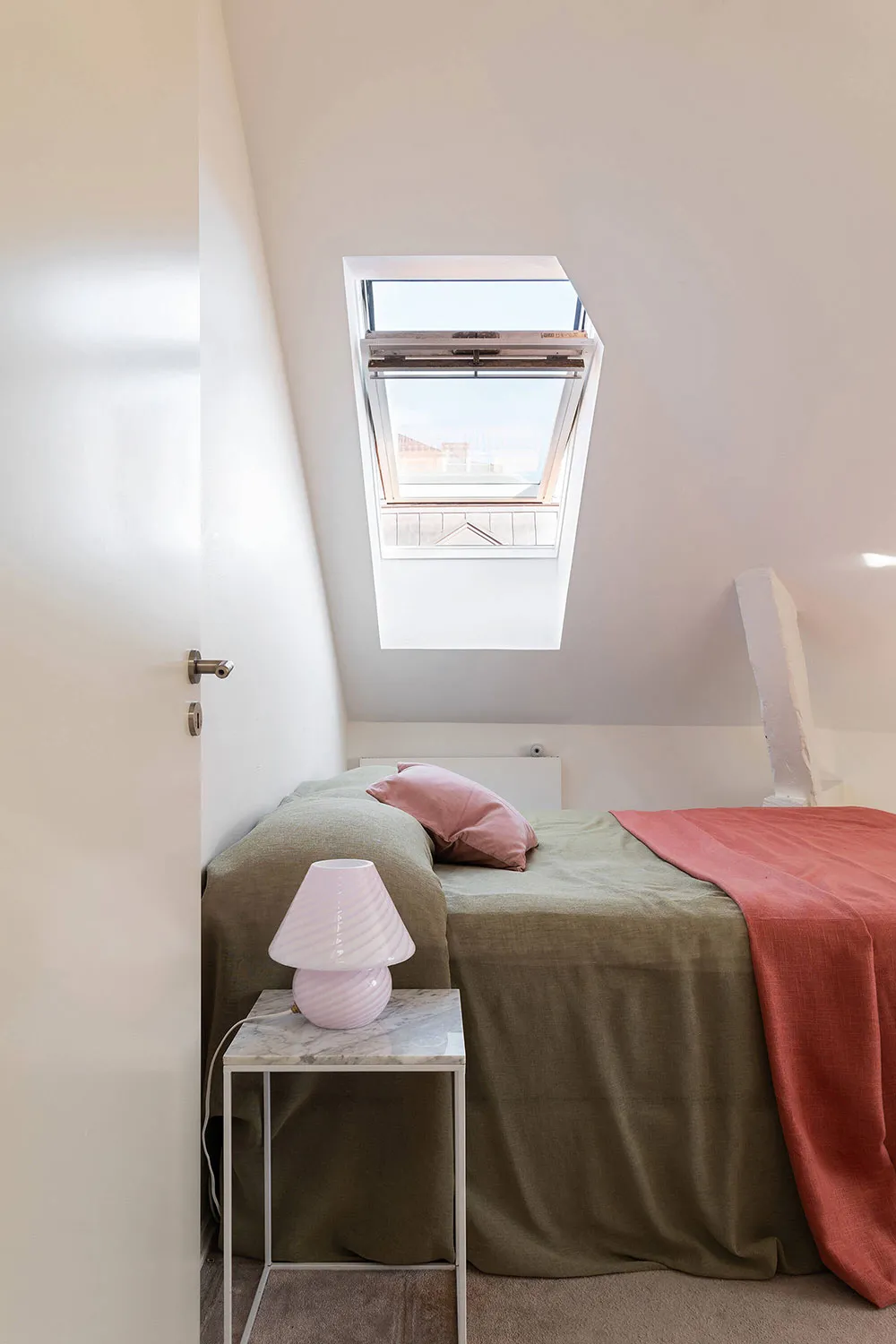 Летние акценты в декоре светлой мансардной квартиры в Стокгольме (70 кв. м) - Gallery image 17