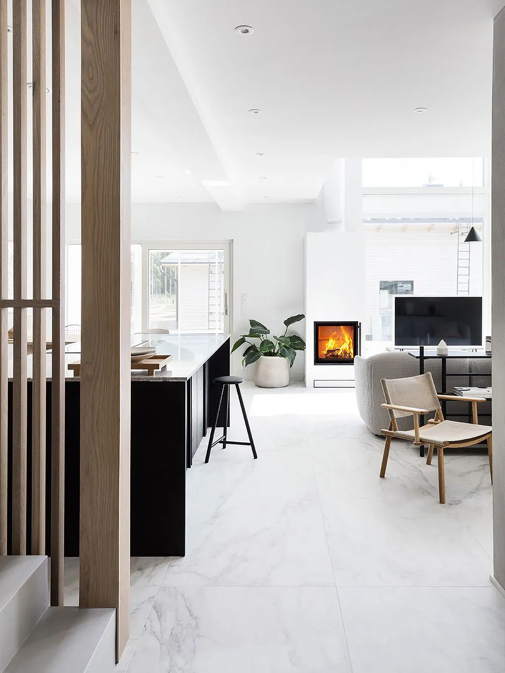 Эфектная черно-белая резиденция в Финляндии - Gallery image 3