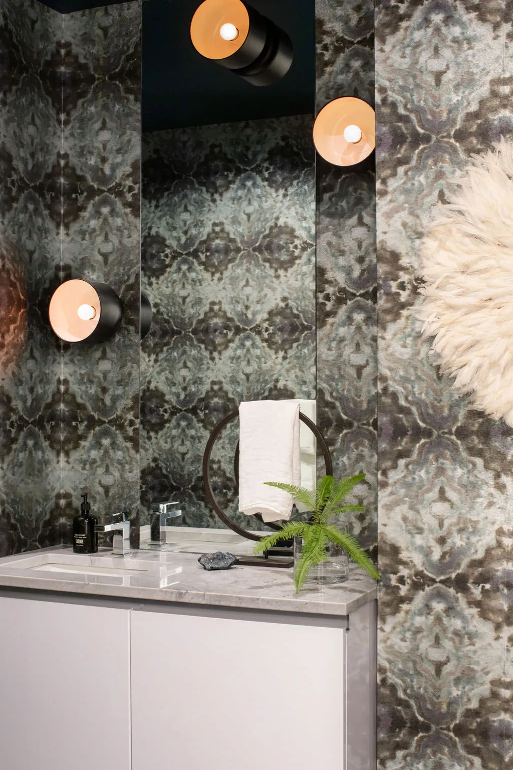 Accents sombres et touches de glamour : le loft d'une jeune femme moderne à Chicago - Gallery image 14