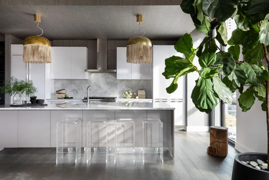 Accents sombres et touches de glamour : le loft d'une jeune femme moderne à Chicago - Gallery image 4