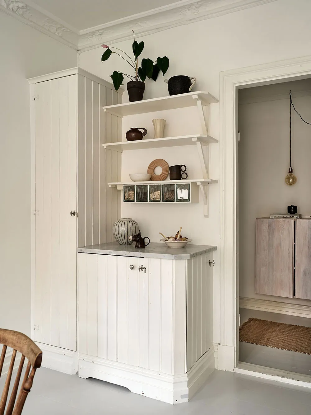 Appartement blanc dans un ancien bâtiment en bois à Gétебourg (87 m²) - Gallery image 9