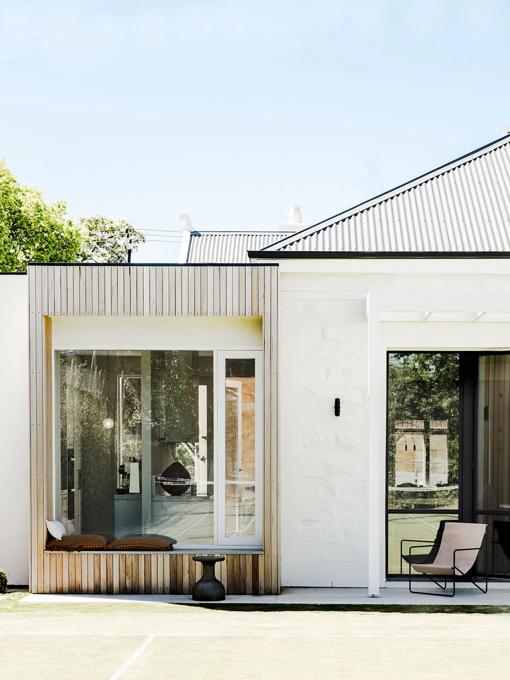 オーストラリアにおけるスタイリッシュなインテリアデザインの背景として、興味深い天井や古典的なディテール - Gallery image 1