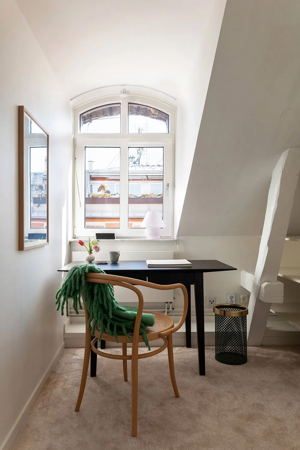 Летние акценты в декоре светлой мансардной квартиры в Стокгольме (70 кв. м) - Gallery image 21