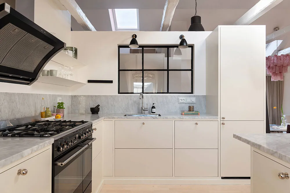 Летние акценты в декоре светлой мансардной квартиры в Стокгольме (70 кв. м) - Gallery image 13