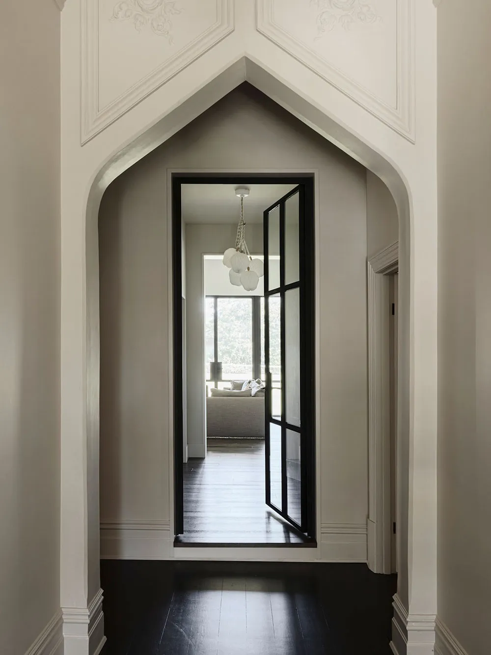 オーストラリアにおけるスタイリッシュなインテリアデザインの背景として、興味深い天井や古典的なディテール - Gallery image 6