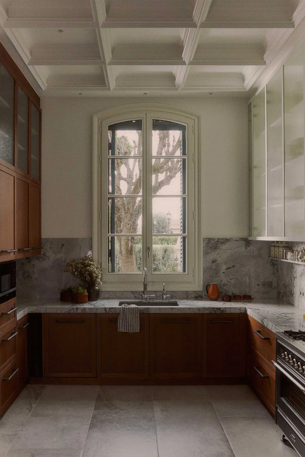 Milchige Interieurs eines eleganten Townhouses in Barcelona - Gallery image 6