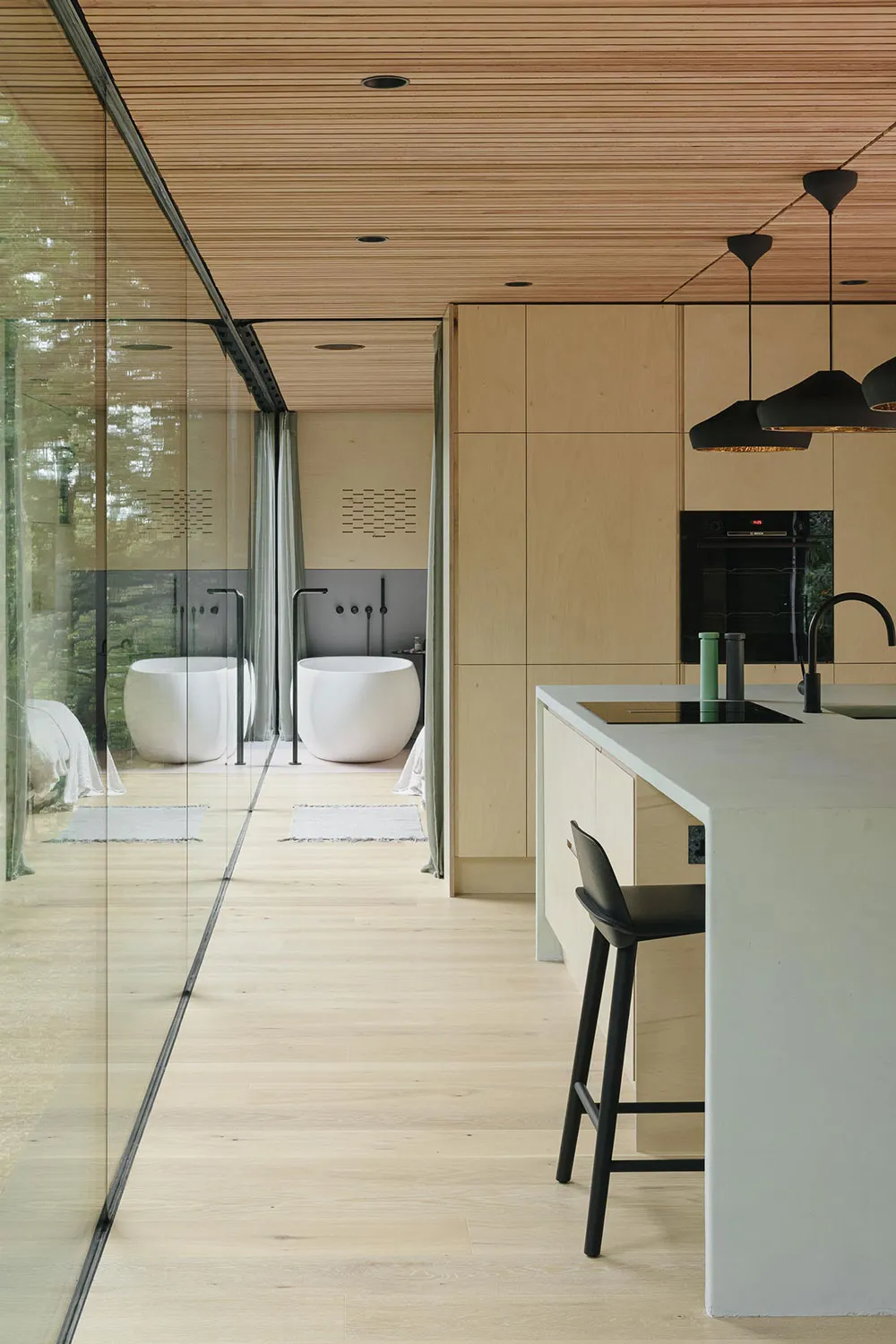 Kleine Hütte im Wald mit Glaswänden und stilvollem Design - Gallery image 5