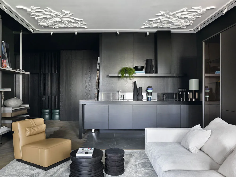 Minimalismo en tonos oscuros y estucado: un interior atrevido para un joven en Moscú (73 m²) - Gallery image 4