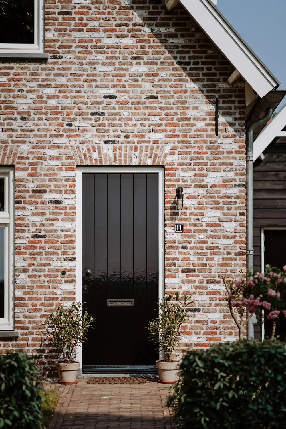Dunkle Böden und traditionelle Charme: Neuer Landhaus-Stil in den Niederlanden - Gallery image 1