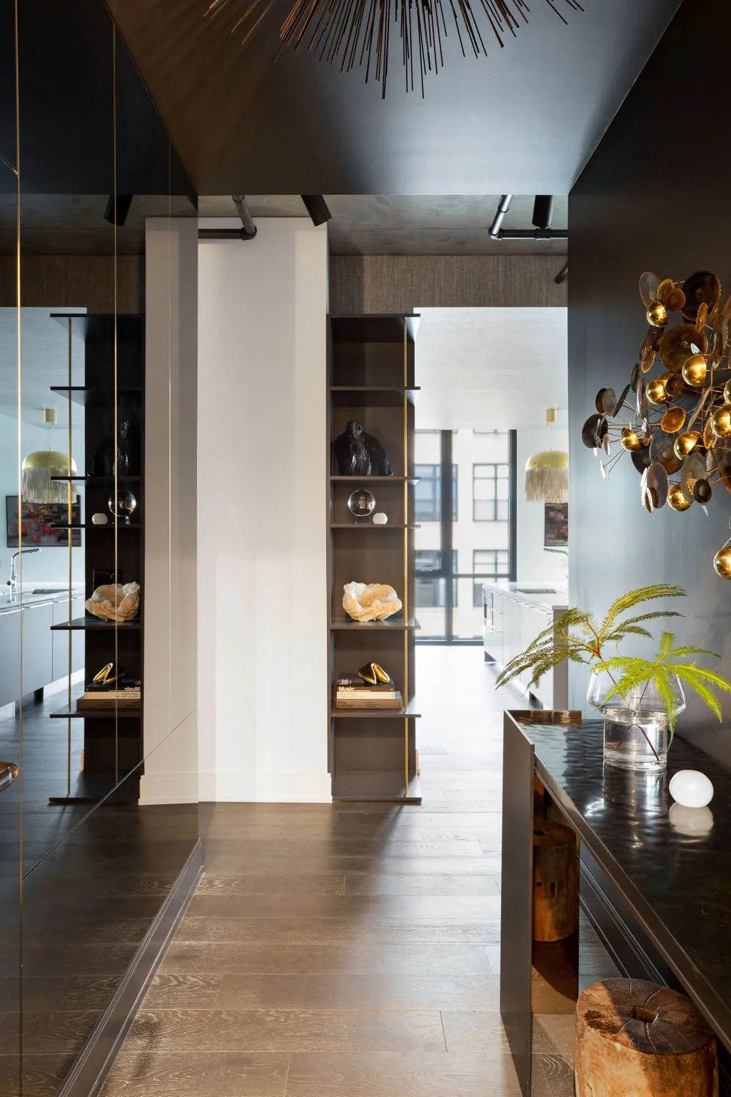 Accents sombres et touches de glamour : le loft d'une jeune femme moderne à Chicago - Gallery image 8