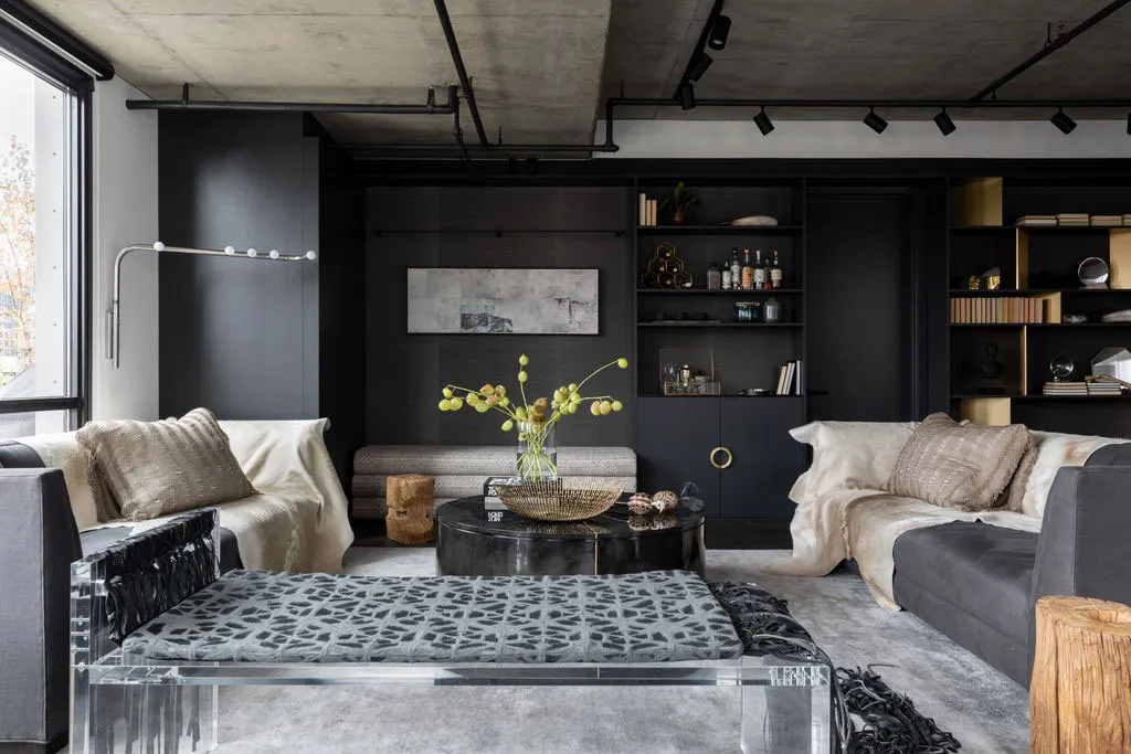 Accents sombres et touches de glamour : le loft d'une jeune femme moderne à Chicago - Gallery image 2